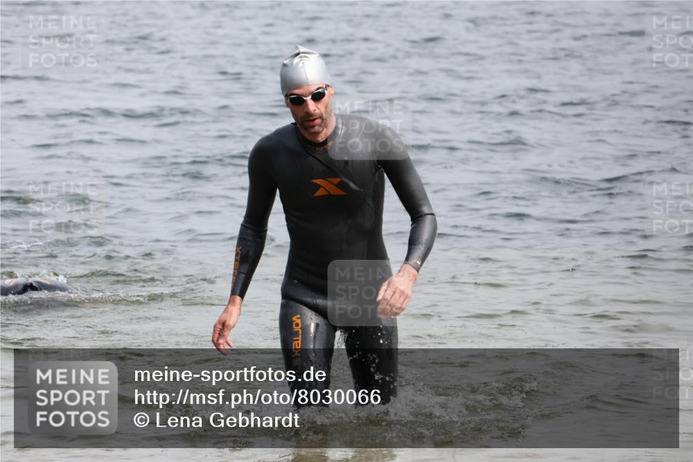 15.06.2025 - 27. Vierlanden-Triathlon Lena Gebhardt http://msf.ph/oto/8030066 15.06.2025 11:06:41 Schwimmen 824, 831, 860 meine-sportfotos.de