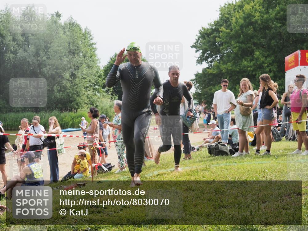 15.06.2025 - 27. Vierlanden-Triathlon KatJ http://msf.ph/oto/8030070 15.06.2025 11:06:30 Schwimmen 781, 857, 862 meine-sportfotos.de