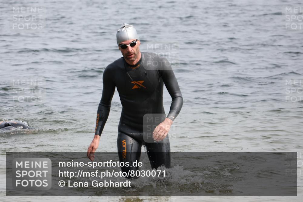 15.06.2025 - 27. Vierlanden-Triathlon Lena Gebhardt http://msf.ph/oto/8030071 15.06.2025 11:06:41 Schwimmen 824, 831, 860 meine-sportfotos.de