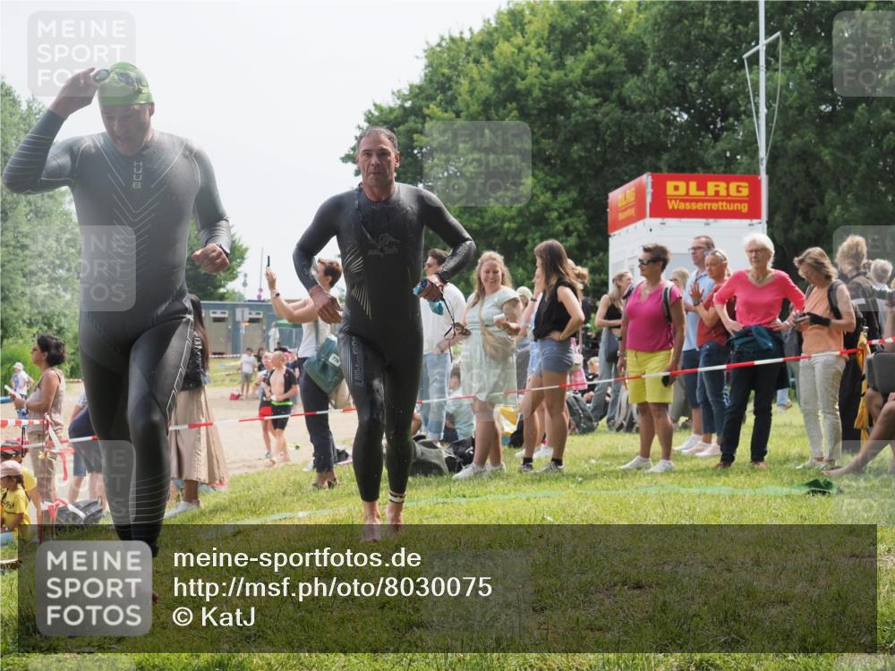 15.06.2025 - 27. Vierlanden-Triathlon KatJ http://msf.ph/oto/8030075 15.06.2025 11:06:31 Schwimmen 781, 831, 862 meine-sportfotos.de