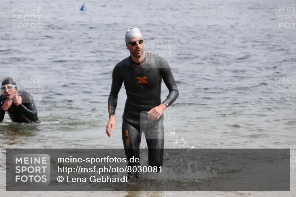 15.06.2025 - 27. Vierlanden-Triathlon Lena Gebhardt http://msf.ph/oto/8030081 15.06.2025 11:06:42 Schwimmen 824, 831, 860, 871 meine-sportfotos.de