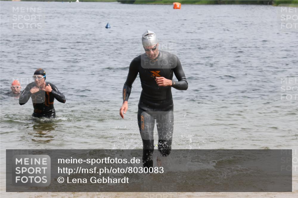 15.06.2025 - 27. Vierlanden-Triathlon Lena Gebhardt http://msf.ph/oto/8030083 15.06.2025 11:06:43 Schwimmen 824, 831, 844, 860, 871 meine-sportfotos.de