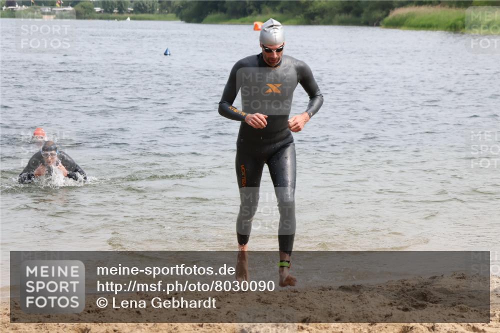 15.06.2025 - 27. Vierlanden-Triathlon Lena Gebhardt http://msf.ph/oto/8030090 15.06.2025 11:06:44 Schwimmen 824, 831, 844, 860, 871 meine-sportfotos.de