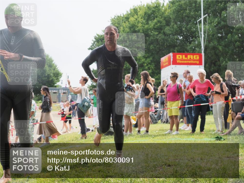 15.06.2025 - 27. Vierlanden-Triathlon KatJ http://msf.ph/oto/8030091 15.06.2025 11:06:32 Schwimmen 781, 831, 862 meine-sportfotos.de