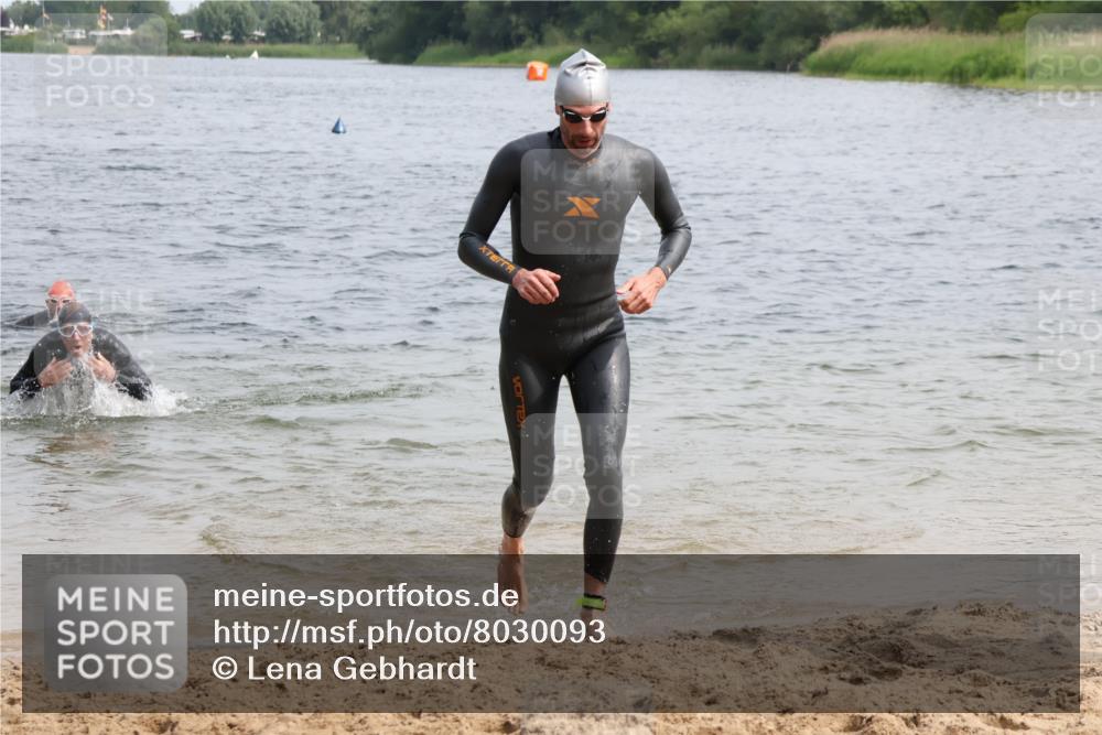 15.06.2025 - 27. Vierlanden-Triathlon Lena Gebhardt http://msf.ph/oto/8030093 15.06.2025 11:06:44 Schwimmen 824, 831, 844, 860, 871 meine-sportfotos.de