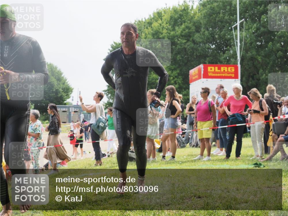 15.06.2025 - 27. Vierlanden-Triathlon KatJ http://msf.ph/oto/8030096 15.06.2025 11:06:32 Schwimmen 781, 831, 862 meine-sportfotos.de