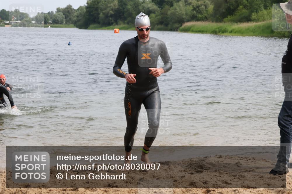 15.06.2025 - 27. Vierlanden-Triathlon Lena Gebhardt http://msf.ph/oto/8030097 15.06.2025 11:06:44 Schwimmen 824, 831, 844, 860, 871 meine-sportfotos.de