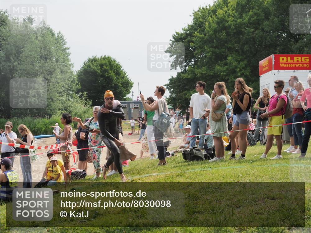 15.06.2025 - 27. Vierlanden-Triathlon KatJ http://msf.ph/oto/8030098 15.06.2025 11:06:37 Schwimmen 781, 831, 862 meine-sportfotos.de