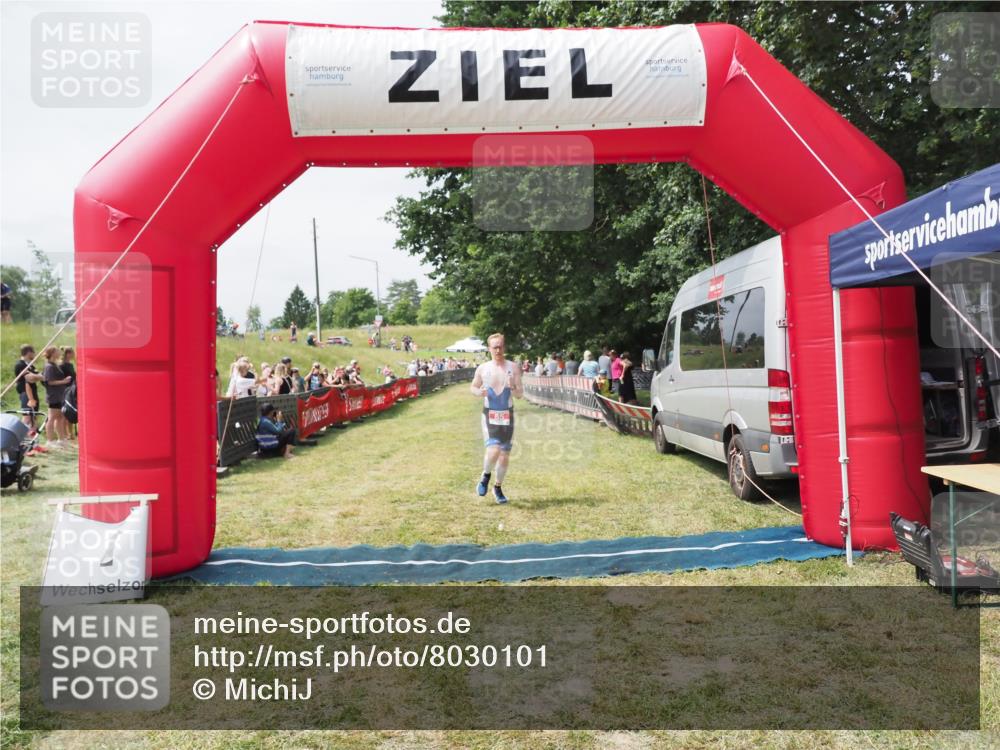 21.06.2025 - 27. Vierlanden-Triathlon MichiJ http://msf.ph/oto/8030101 15.06.2026 12:33:35 Ziel 85 meine-sportfotos.de
