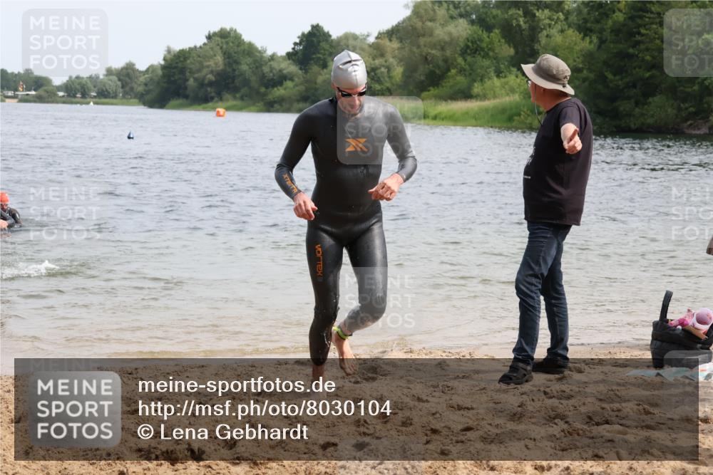 15.06.2025 - 27. Vierlanden-Triathlon Lena Gebhardt http://msf.ph/oto/8030104 15.06.2025 11:06:45 Schwimmen 805, 824, 844, 860, 871 meine-sportfotos.de