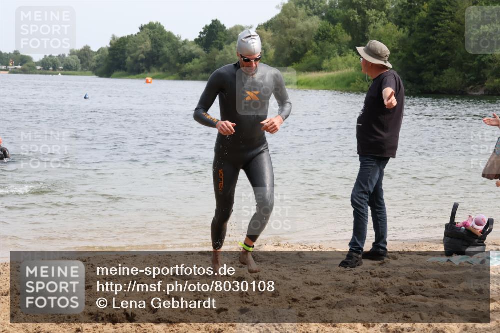 15.06.2025 - 27. Vierlanden-Triathlon Lena Gebhardt http://msf.ph/oto/8030108 15.06.2025 11:06:45 Schwimmen 805, 824, 844, 860, 871 meine-sportfotos.de