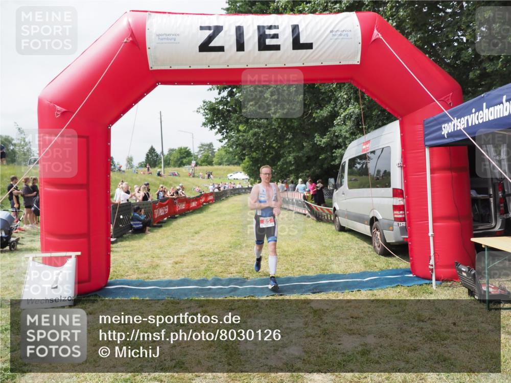 21.06.2025 - 27. Vierlanden-Triathlon MichiJ http://msf.ph/oto/8030126 15.06.2026 12:33:36 Ziel 85 meine-sportfotos.de
