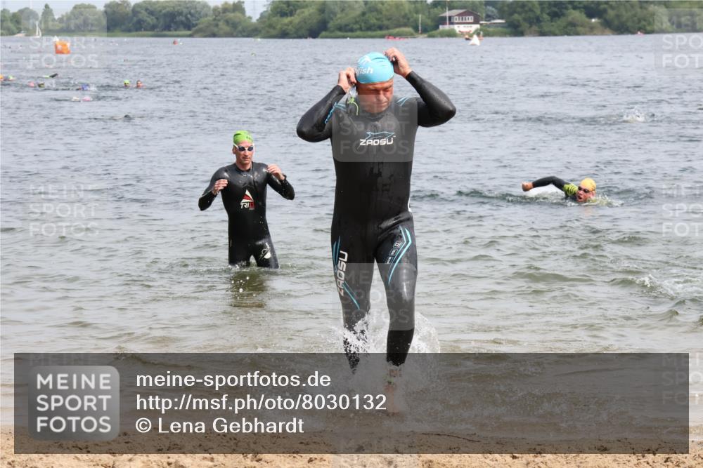 15.06.2025 - 27. Vierlanden-Triathlon Lena Gebhardt http://msf.ph/oto/8030132 15.06.2025 11:06:47 Schwimmen 805, 824, 844, 860, 871 meine-sportfotos.de