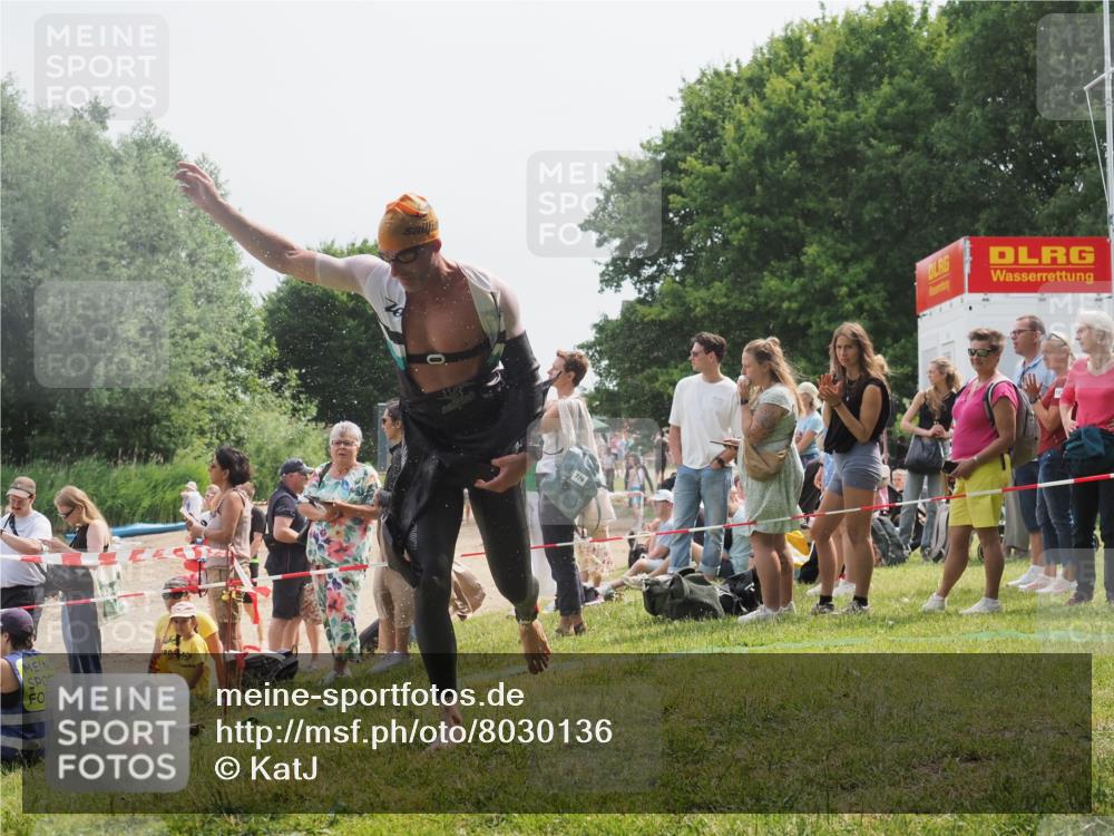 15.06.2025 - 27. Vierlanden-Triathlon KatJ http://msf.ph/oto/8030136 15.06.2025 11:06:38 Schwimmen 781, 831, 862 meine-sportfotos.de