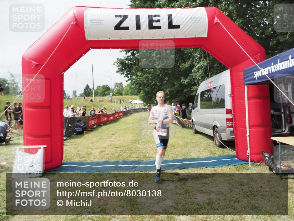 21.06.2025 - 27. Vierlanden-Triathlon MichiJ http://msf.ph/oto/8030138 15.06.2026 12:33:36 Ziel 85 meine-sportfotos.de