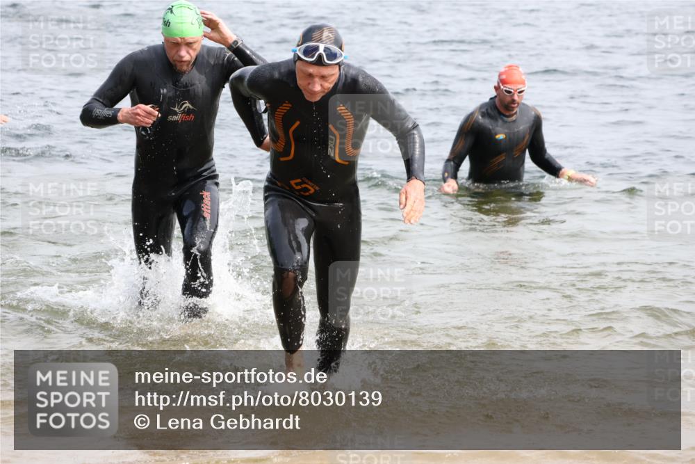 15.06.2025 - 27. Vierlanden-Triathlon Lena Gebhardt http://msf.ph/oto/8030139 15.06.2025 11:06:48 Schwimmen 805, 824, 844, 860, 871 meine-sportfotos.de