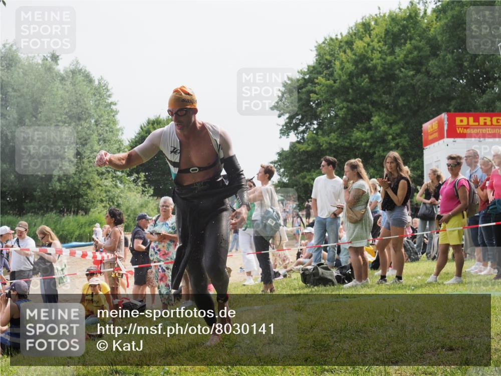 15.06.2025 - 27. Vierlanden-Triathlon KatJ http://msf.ph/oto/8030141 15.06.2025 11:06:39 Schwimmen 781, 831 meine-sportfotos.de