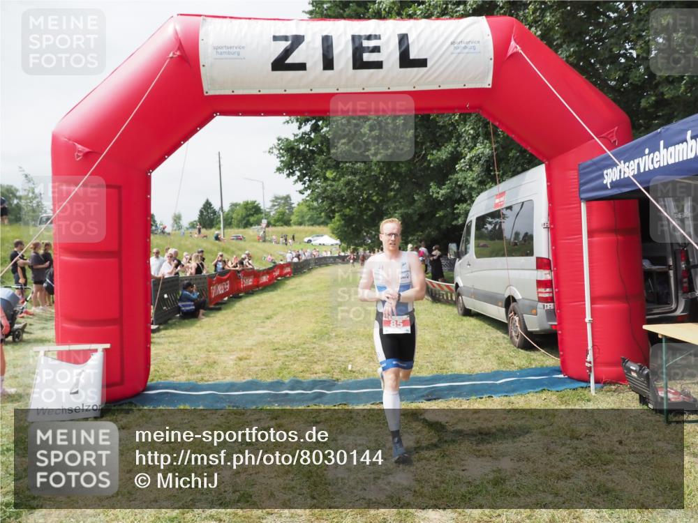 21.06.2025 - 27. Vierlanden-Triathlon MichiJ http://msf.ph/oto/8030144 15.06.2026 12:33:36 Ziel 85 meine-sportfotos.de