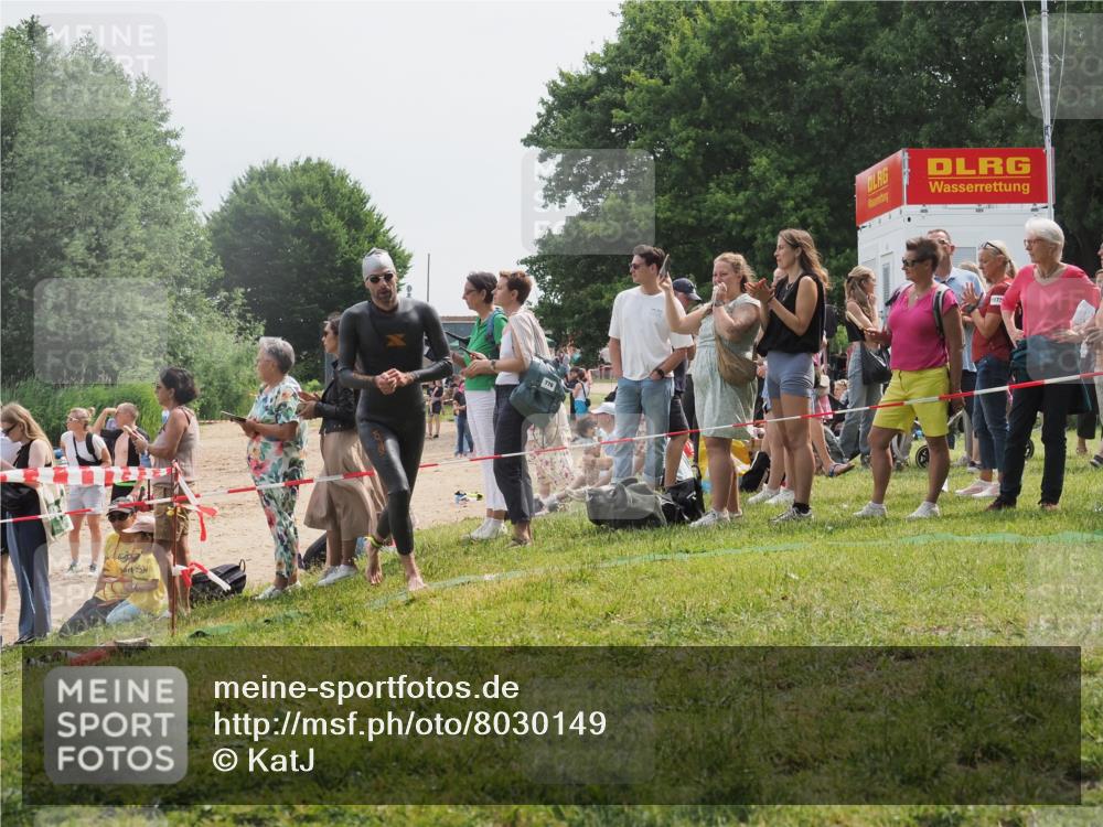 15.06.2025 - 27. Vierlanden-Triathlon KatJ http://msf.ph/oto/8030149 15.06.2025 11:06:49 Schwimmen 824, 860, 871 meine-sportfotos.de