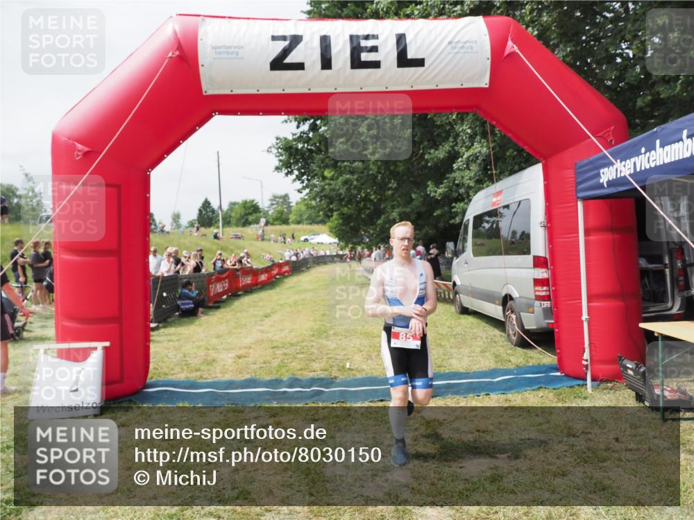 21.06.2025 - 27. Vierlanden-Triathlon MichiJ http://msf.ph/oto/8030150 15.06.2026 12:33:36 Ziel 85 meine-sportfotos.de