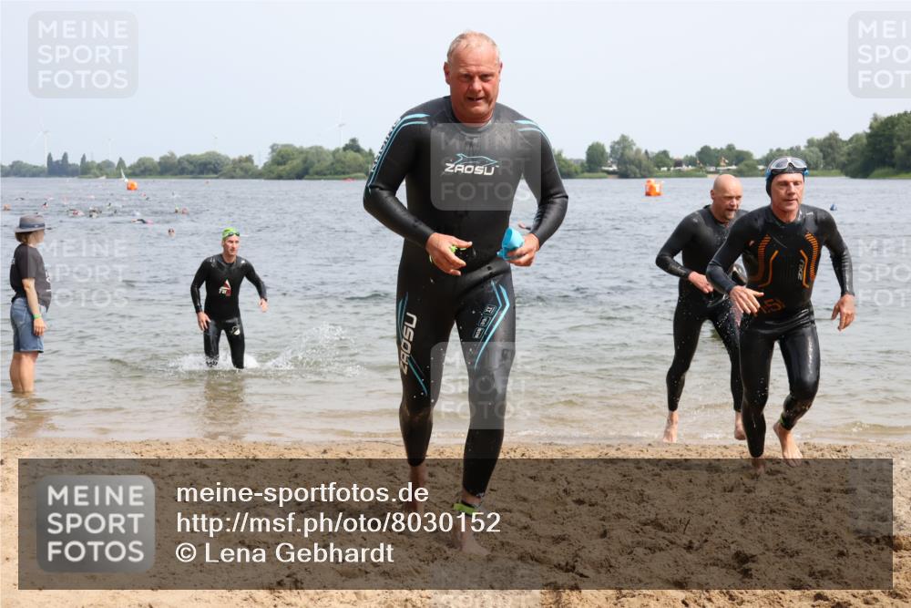 15.06.2025 - 27. Vierlanden-Triathlon Lena Gebhardt http://msf.ph/oto/8030152 15.06.2025 11:06:50 Schwimmen 805, 824, 844, 860, 871 meine-sportfotos.de
