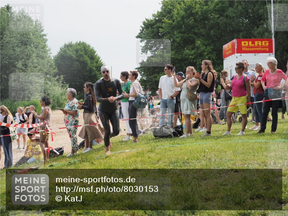 15.06.2025 - 27. Vierlanden-Triathlon KatJ http://msf.ph/oto/8030153 15.06.2025 11:06:49 Schwimmen 824, 860, 871 meine-sportfotos.de