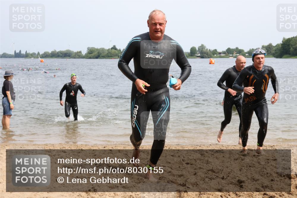 15.06.2025 - 27. Vierlanden-Triathlon Lena Gebhardt http://msf.ph/oto/8030155 15.06.2025 11:06:51 Schwimmen 805, 824, 844, 860, 871 meine-sportfotos.de