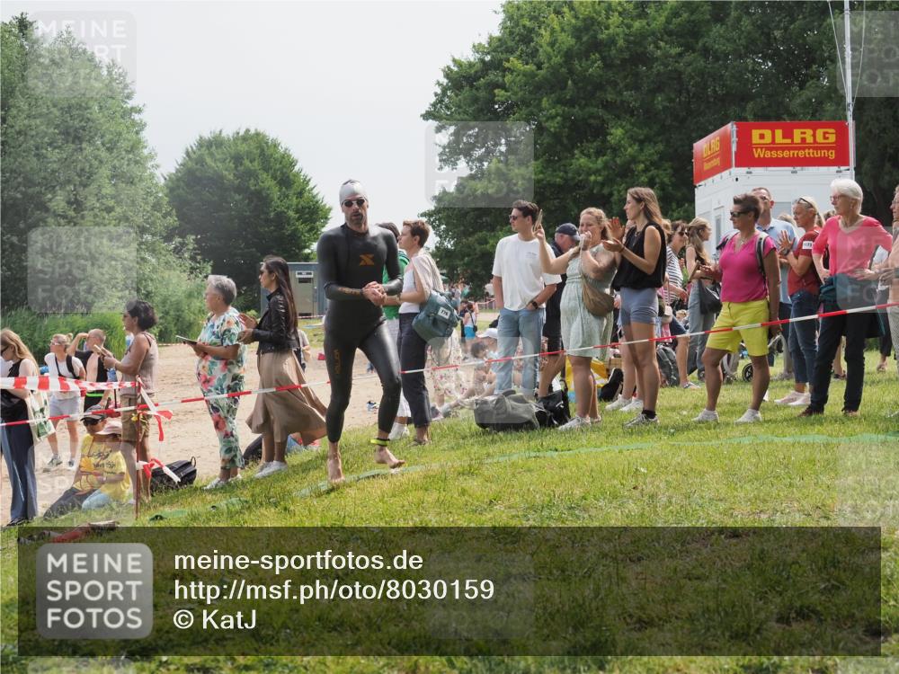 15.06.2025 - 27. Vierlanden-Triathlon KatJ http://msf.ph/oto/8030159 15.06.2025 11:06:49 Schwimmen 824, 860, 871 meine-sportfotos.de