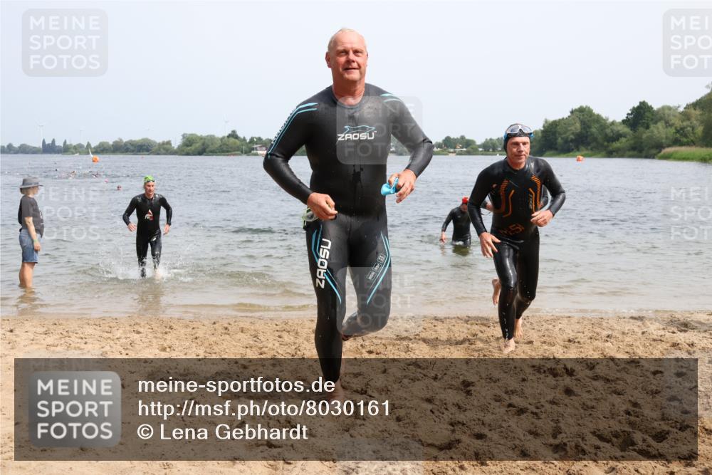 15.06.2025 - 27. Vierlanden-Triathlon Lena Gebhardt http://msf.ph/oto/8030161 15.06.2025 11:06:51 Schwimmen 805, 824, 844, 860, 871 meine-sportfotos.de