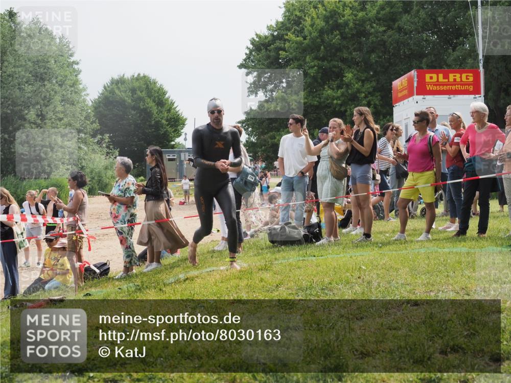 15.06.2025 - 27. Vierlanden-Triathlon KatJ http://msf.ph/oto/8030163 15.06.2025 11:06:49 Schwimmen 824, 860, 871 meine-sportfotos.de