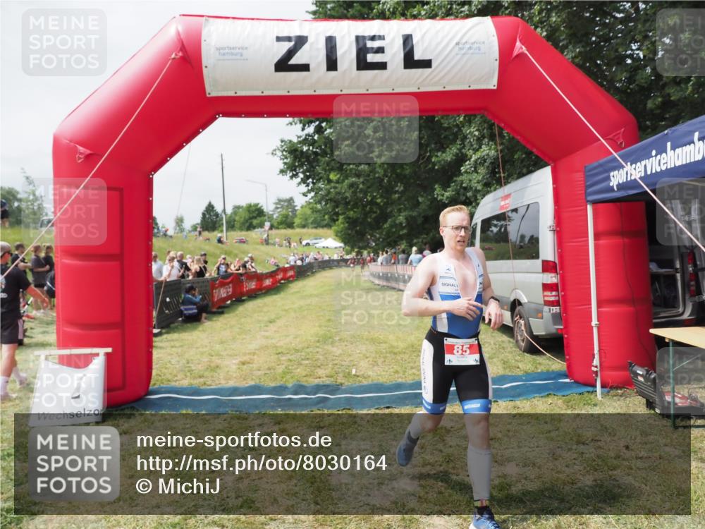 21.06.2025 - 27. Vierlanden-Triathlon MichiJ http://msf.ph/oto/8030164 15.06.2026 12:33:37 Ziel 85 meine-sportfotos.de