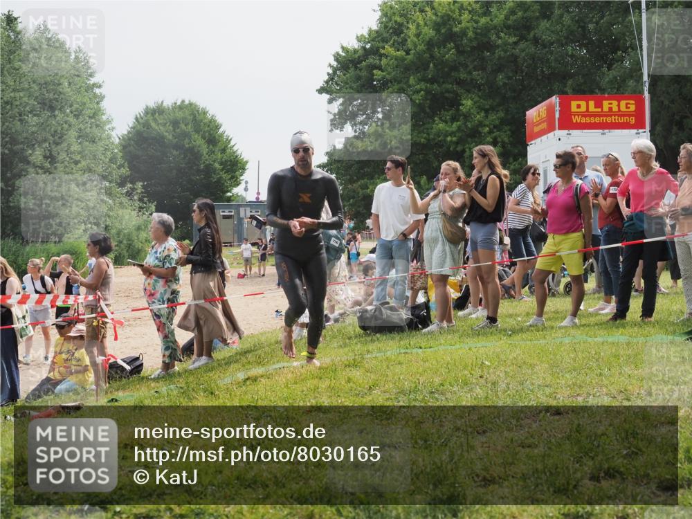 15.06.2025 - 27. Vierlanden-Triathlon KatJ http://msf.ph/oto/8030165 15.06.2025 11:06:49 Schwimmen 824, 860, 871 meine-sportfotos.de