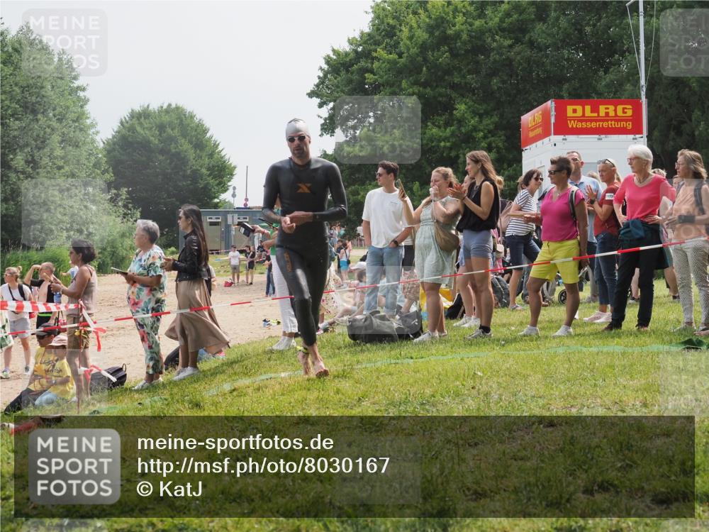 15.06.2025 - 27. Vierlanden-Triathlon KatJ http://msf.ph/oto/8030167 15.06.2025 11:06:49 Schwimmen 824, 860, 871 meine-sportfotos.de
