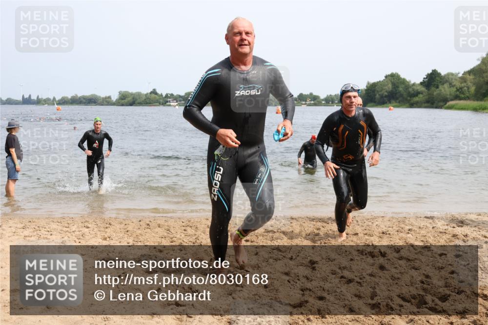 15.06.2025 - 27. Vierlanden-Triathlon Lena Gebhardt http://msf.ph/oto/8030168 15.06.2025 11:06:51 Schwimmen 805, 824, 844, 860, 871 meine-sportfotos.de