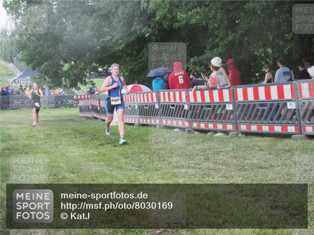 21.06.2025 - 27. Vierlanden-Triathlon KatJ http://msf.ph/oto/8030169 15.06.2025 13:37:07 Ziel 927, 1093 meine-sportfotos.de
