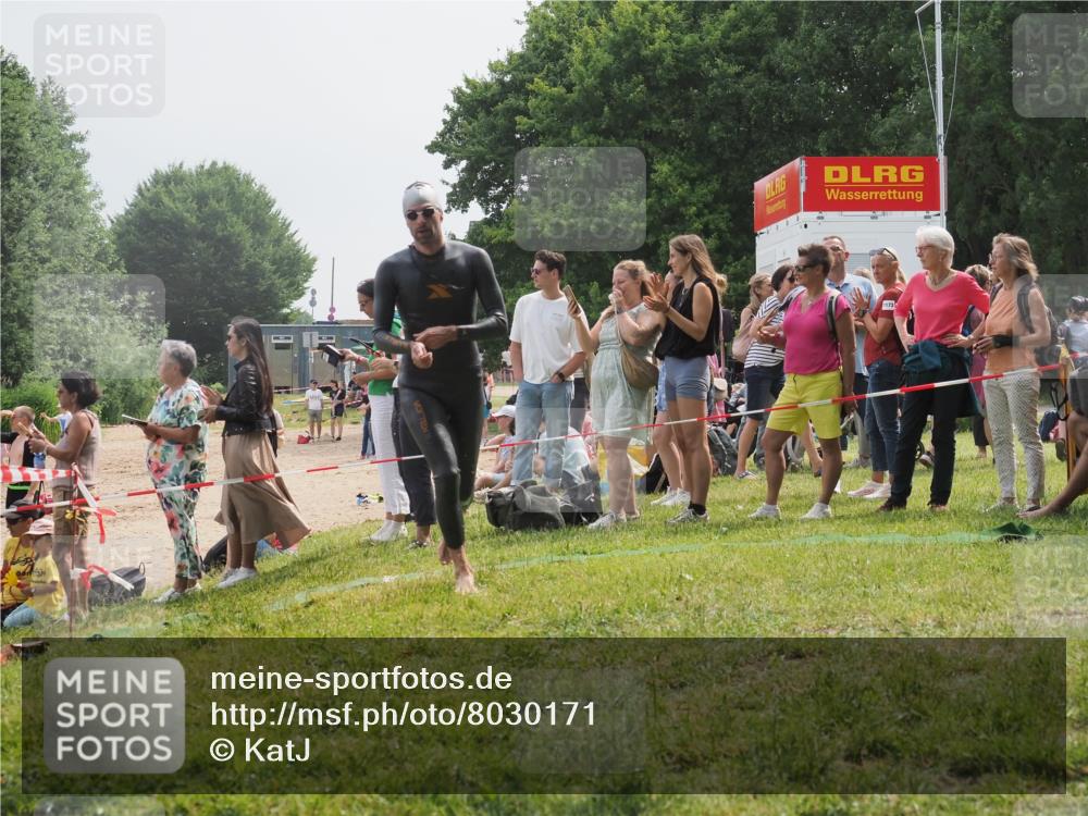 15.06.2025 - 27. Vierlanden-Triathlon KatJ http://msf.ph/oto/8030171 15.06.2025 11:06:49 Schwimmen 824, 860, 871 meine-sportfotos.de