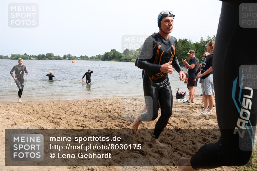 15.06.2025 - 27. Vierlanden-Triathlon Lena Gebhardt http://msf.ph/oto/8030175 15.06.2025 11:06:53 Schwimmen 805, 824, 844, 860, 871, 874 meine-sportfotos.de
