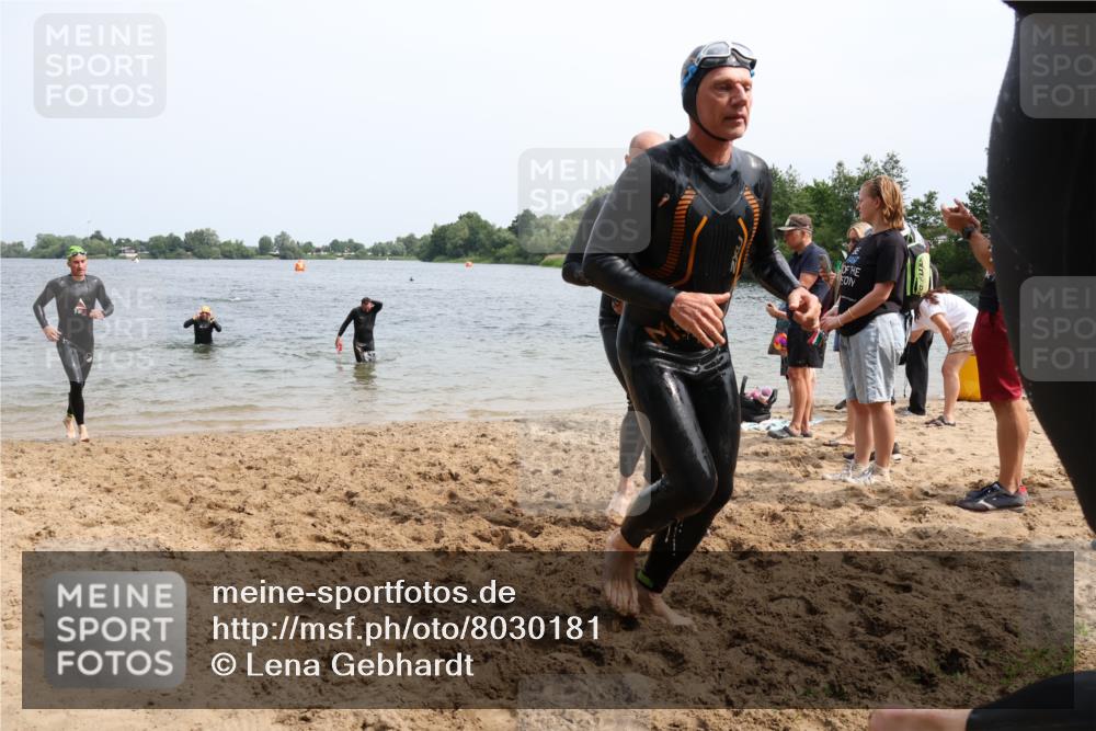 15.06.2025 - 27. Vierlanden-Triathlon Lena Gebhardt http://msf.ph/oto/8030181 15.06.2025 11:06:53 Schwimmen 805, 824, 844, 860, 871, 874 meine-sportfotos.de