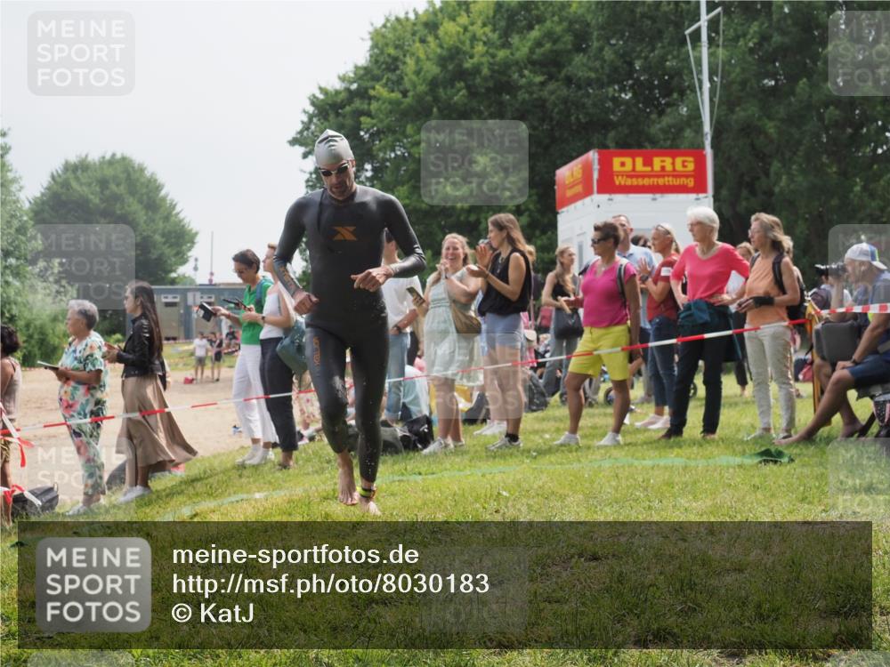 15.06.2025 - 27. Vierlanden-Triathlon KatJ http://msf.ph/oto/8030183 15.06.2025 11:06:50 Schwimmen 824, 844, 860, 871 meine-sportfotos.de