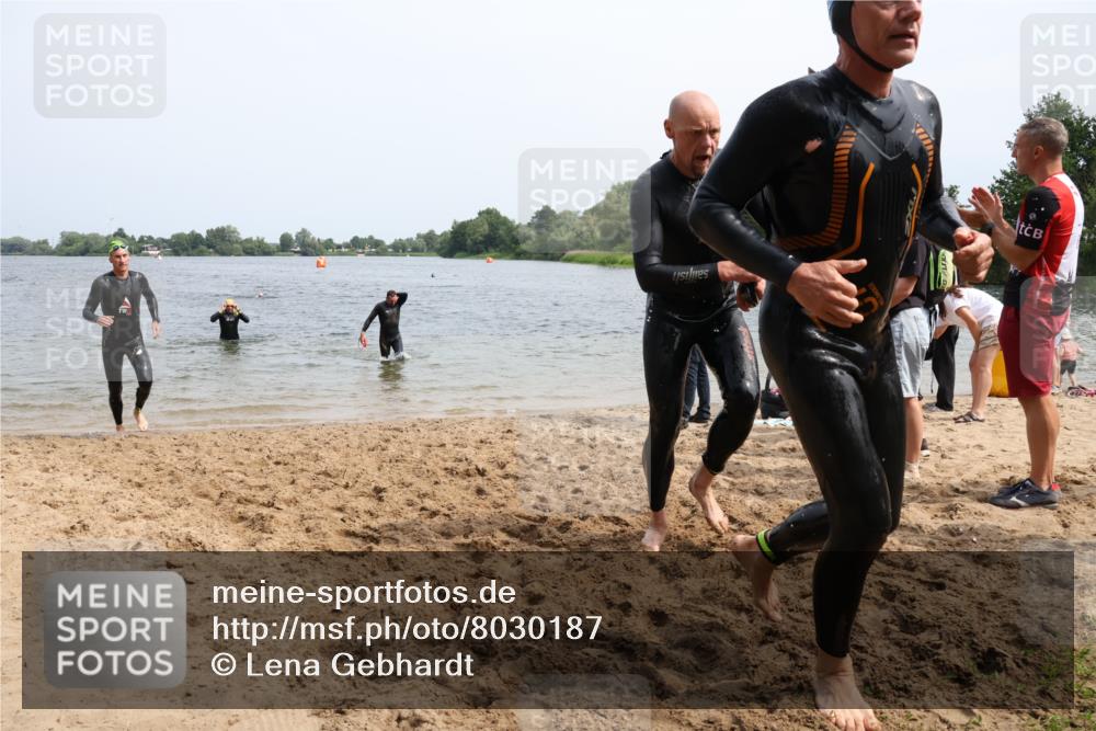 15.06.2025 - 27. Vierlanden-Triathlon Lena Gebhardt http://msf.ph/oto/8030187 15.06.2025 11:06:53 Schwimmen 805, 824, 844, 860, 871, 874 meine-sportfotos.de