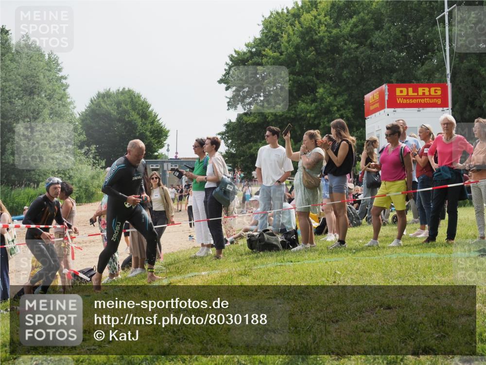15.06.2025 - 27. Vierlanden-Triathlon KatJ http://msf.ph/oto/8030188 15.06.2025 11:06:54 Schwimmen 805, 824, 844, 860, 871 meine-sportfotos.de