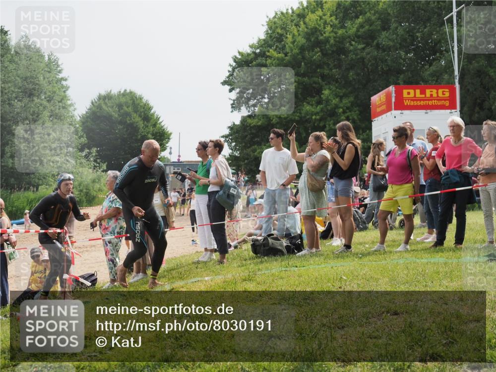 15.06.2025 - 27. Vierlanden-Triathlon KatJ http://msf.ph/oto/8030191 15.06.2025 11:06:54 Schwimmen 805, 824, 844, 860, 871 meine-sportfotos.de