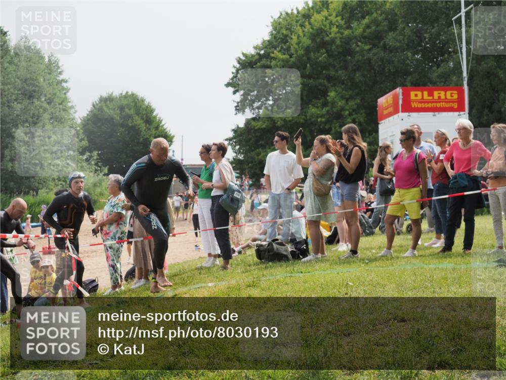 15.06.2025 - 27. Vierlanden-Triathlon KatJ http://msf.ph/oto/8030193 15.06.2025 11:06:54 Schwimmen 805, 824, 844, 860, 871 meine-sportfotos.de