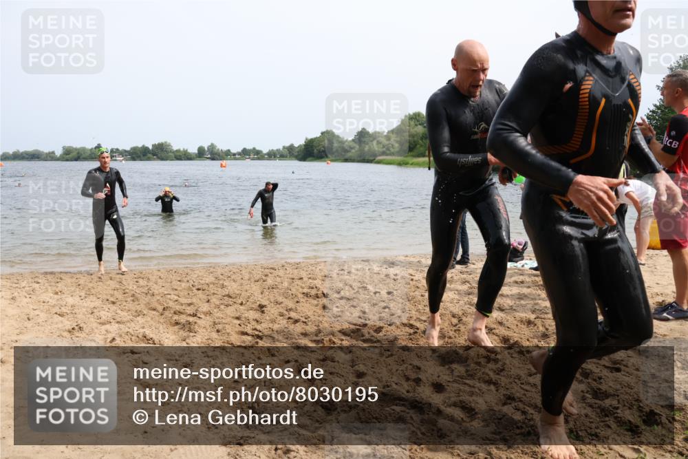 15.06.2025 - 27. Vierlanden-Triathlon Lena Gebhardt http://msf.ph/oto/8030195 15.06.2025 11:06:53 Schwimmen 805, 824, 844, 860, 871, 874 meine-sportfotos.de