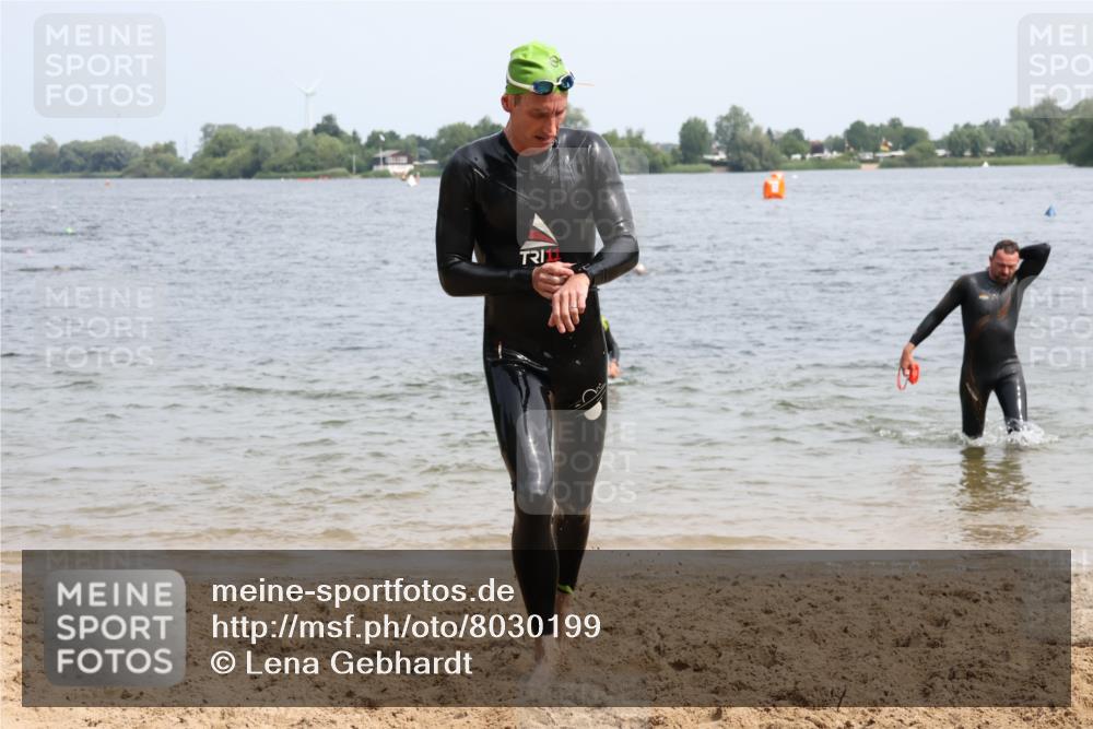 15.06.2025 - 27. Vierlanden-Triathlon Lena Gebhardt http://msf.ph/oto/8030199 15.06.2025 11:06:54 Schwimmen 805, 824, 844, 853, 860, 871, 874 meine-sportfotos.de