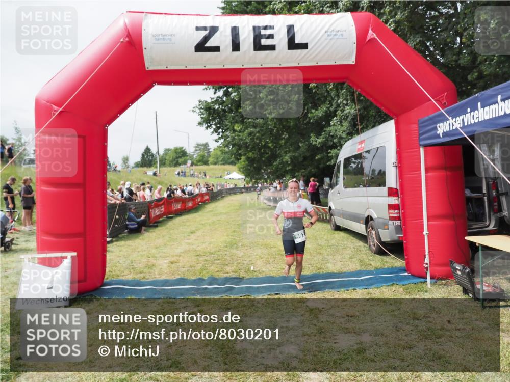 21.06.2025 - 27. Vierlanden-Triathlon MichiJ http://msf.ph/oto/8030201 15.06.2026 12:33:57 Ziel 982 meine-sportfotos.de