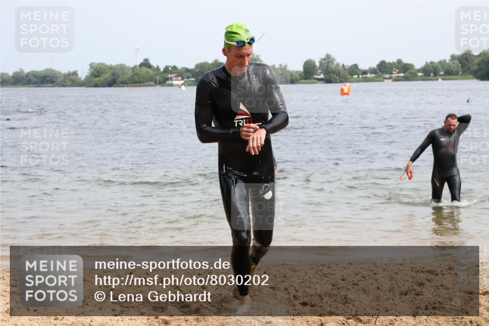15.06.2025 - 27. Vierlanden-Triathlon Lena Gebhardt http://msf.ph/oto/8030202 15.06.2025 11:06:54 Schwimmen 805, 824, 844, 853, 860, 871, 874 meine-sportfotos.de