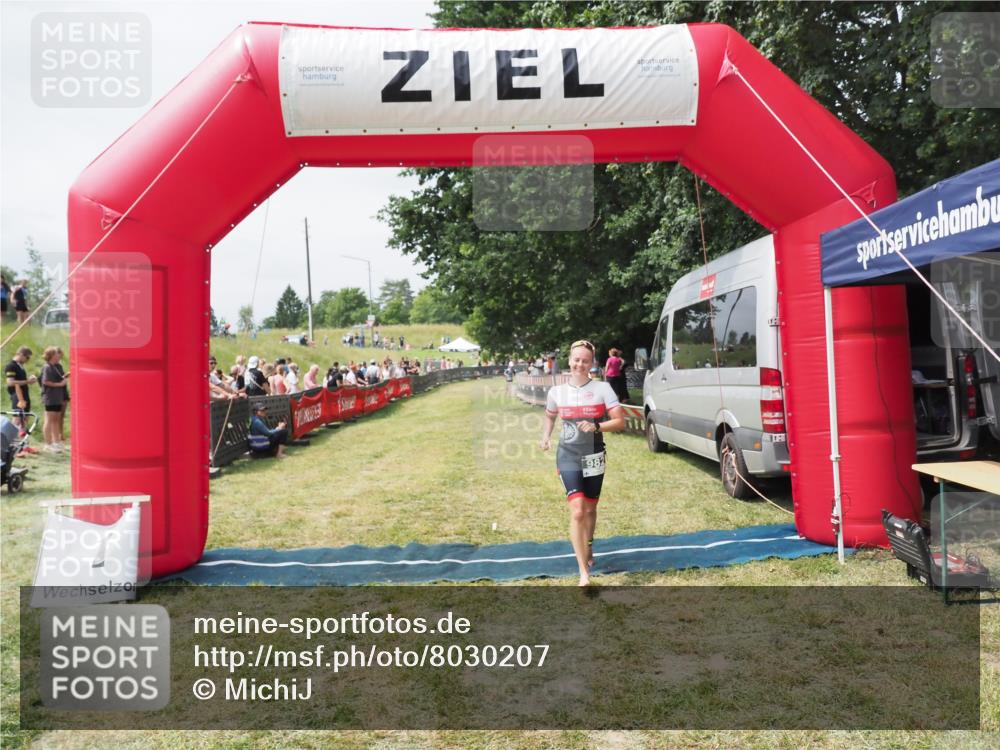 21.06.2025 - 27. Vierlanden-Triathlon MichiJ http://msf.ph/oto/8030207 15.06.2026 12:33:57 Ziel 982 meine-sportfotos.de