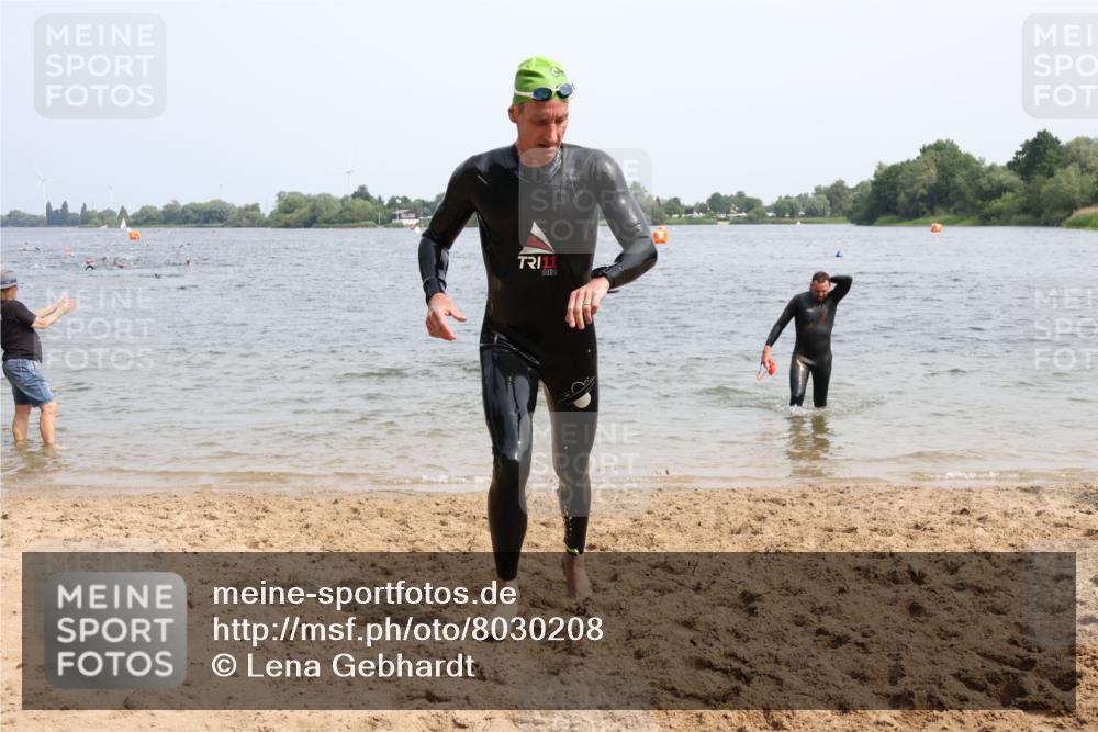 15.06.2025 - 27. Vierlanden-Triathlon Lena Gebhardt http://msf.ph/oto/8030208 15.06.2025 11:06:55 Schwimmen 805, 824, 844, 853, 860, 871, 874 meine-sportfotos.de