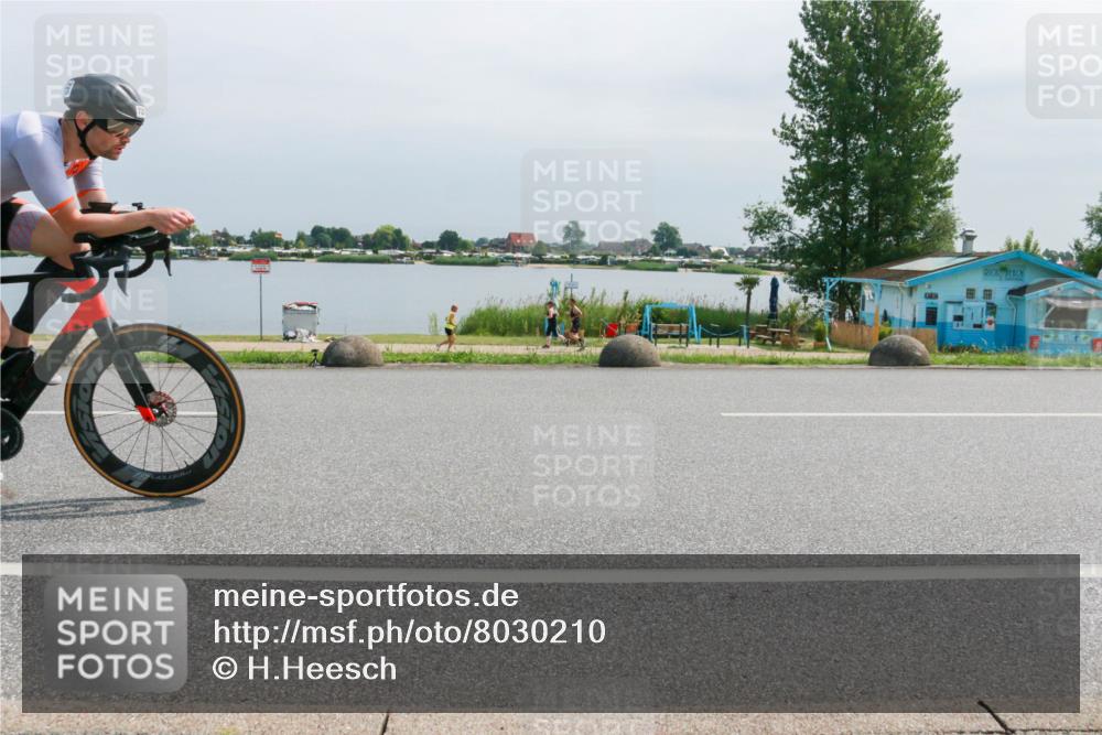21.06.2025 - 27. Vierlanden-Triathlon H.Heesch http://msf.ph/oto/8030210 15.06.2025 11:30:38 Radfahren 725, 764 meine-sportfotos.de